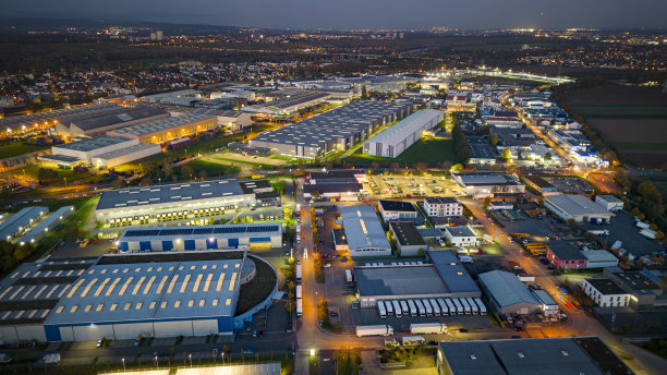 黄昏时分的工业区——鸟瞰图图片下载