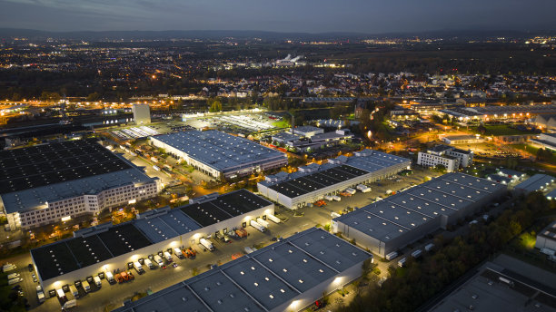 黄昏时分的工业区——鸟瞰图图片下载