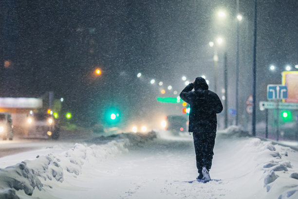 城市里下雪了。冬天的天气。图片下载