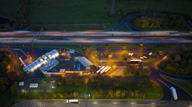 黄昏时的高速公路和休息区-鸟瞰图图片下载