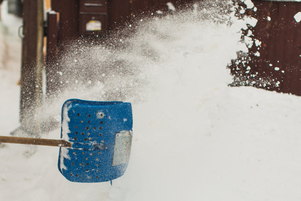 雪铲。冬天的背景。图片下载