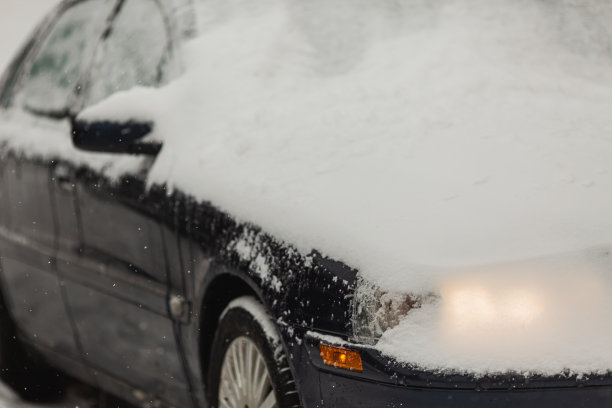 车在雪下。图片下载