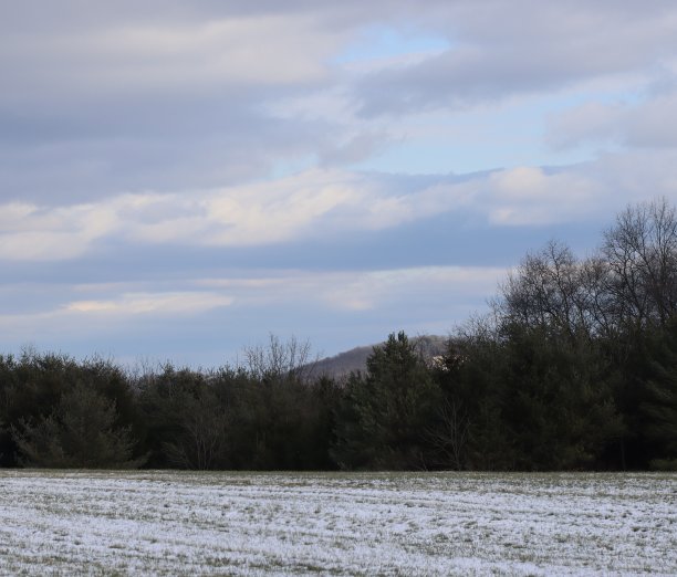 山谷周围的冬天。图片下载