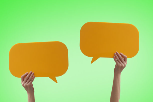 拿着语音泡泡的人图片下载