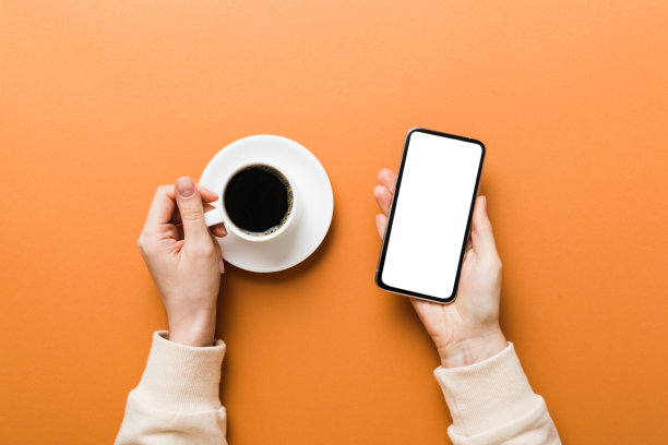 俯视图女性手拿智能手机与空白复制空间屏幕为您的短信或信息内容。女子的手使用手机的白色屏幕在顶部视图图片下载