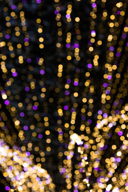 抽象模糊散景光在圣诞树上温暖和紫色的阴影。2023年美丽的新年背景。图片下载