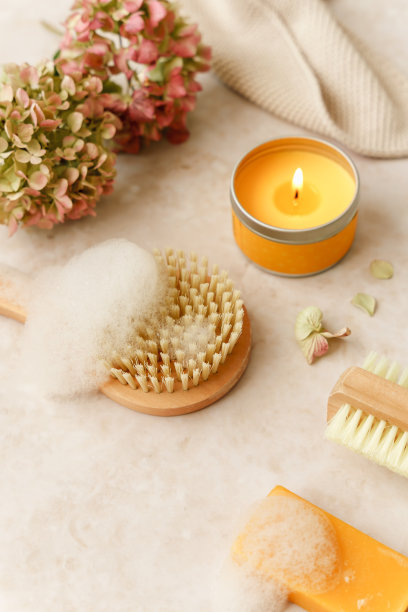 有泡沫的刷子和燃烧的蜡烛图片下载