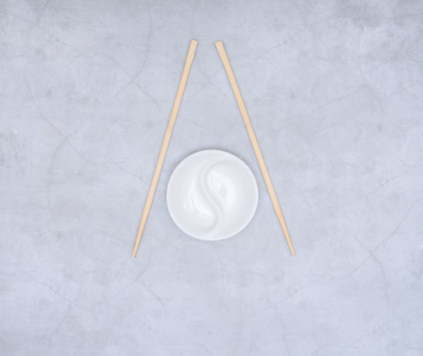 灰色背景上的阴阳小筷。有选择性的重点。亚洲饮食概念图片下载