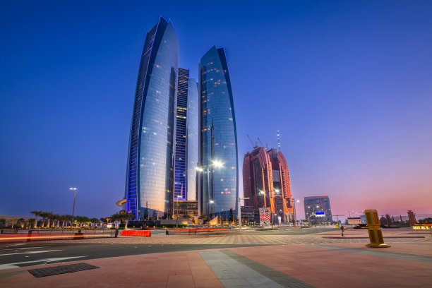 阿拉伯联合酋长国首都阿布扎比的夜间城市天际线图片下载