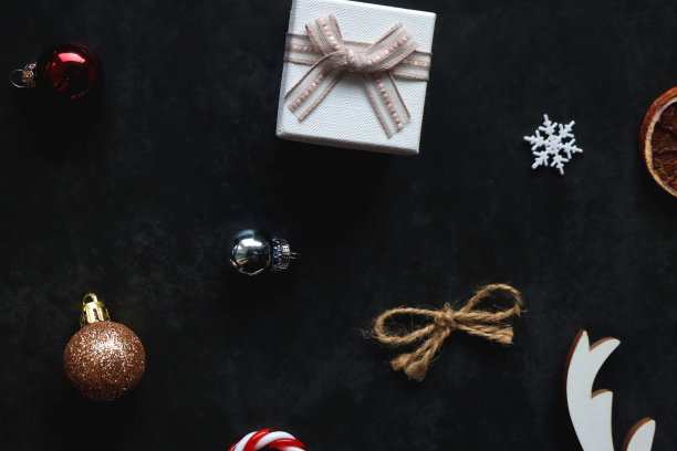 圣诞装饰，礼物和驯鹿图片下载