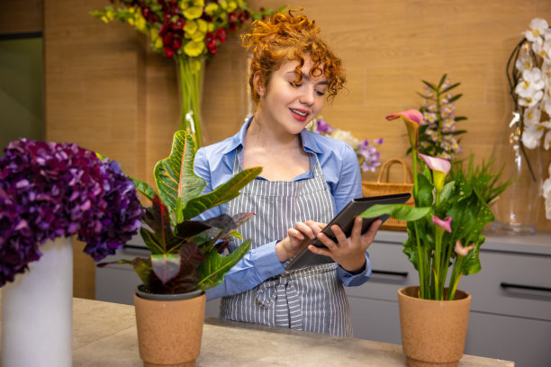 在一家花店里，年轻的姜汁花匠图片下载