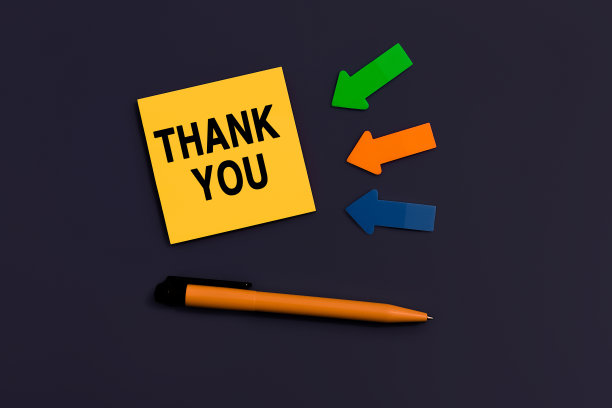 感谢您在卡片上的信息，为演示，业务。橙色方形便签，靠近钢笔和黑色背景上的彩色箭头，俯视图。经营理念。家庭办公室。信息的概念图片下载