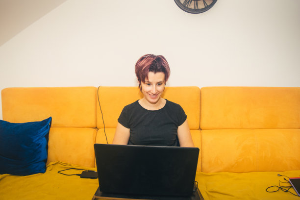 年轻女子在家里使用笔记本电脑的股票照片图片下载