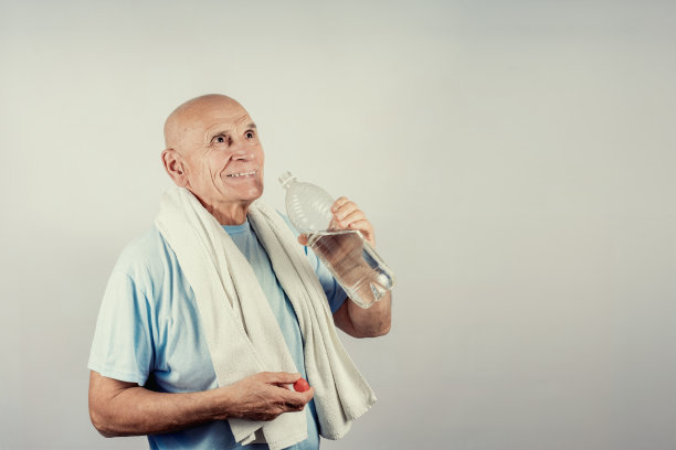 疲惫快乐的老人运动锻炼后喝水图片下载
