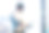 商人工作在笔记本电脑对窗户在办公室图片下载