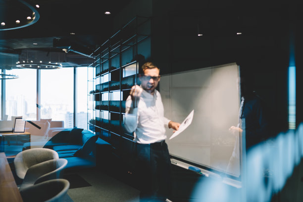 开朗的经理在工作场所享受胜利图片下载