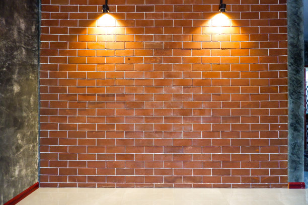 用砖砌成的半现代感觉的砖墙。砖展有多种形式。两块砖都很光滑，都很厚。图片下载