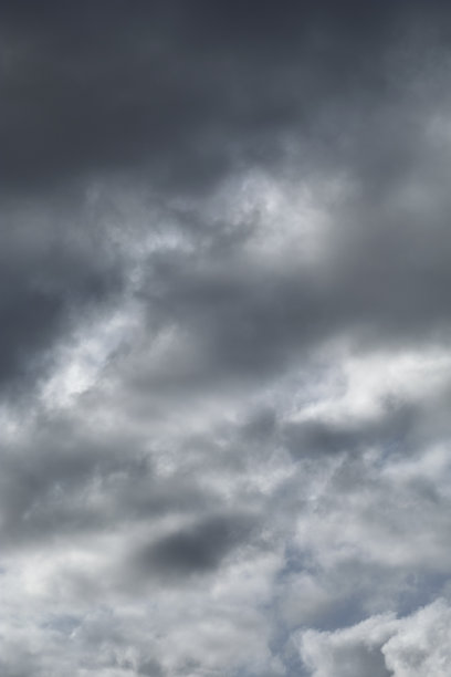 在澳大利亚蓝山国家公园上空拍摄的戏剧性的风暴云。图片下载