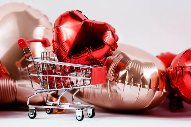 食物篮和心形的气球。在线商店。冬季假期促销，季节性促销，黑色星期五，2月14日情人节。折扣和现场购买。图片下载