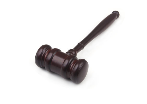 法官的木槌孤立在白色上图片下载