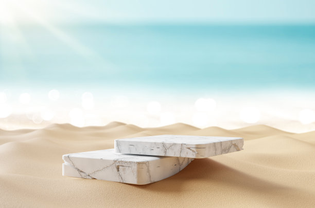 沙滩上有蓝天白云抽象背景，3D平台带有复制空间，用于产品展示。热带夏季度假概念。图片下载