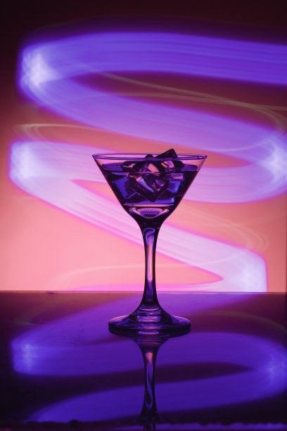 马提尼杯加冰。在吧台上。在霓虹灯的背景下。图片下载