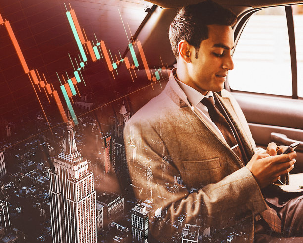 印度商人在出租车上看报纸图片下载