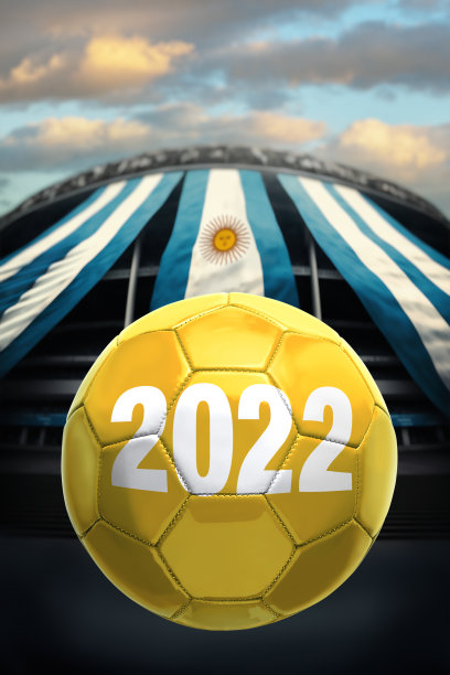 在一个球的背景上，阿根廷国旗在飘扬。图片下载