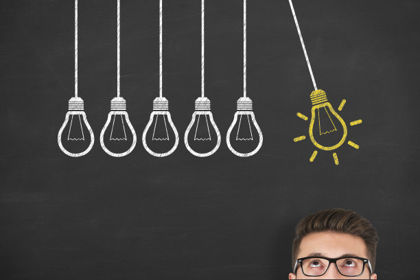 新想法的概念与灯泡在人头上的黑板背景图片下载