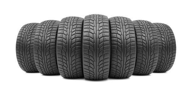 冬季轮胎汽车轮胎排孤立背景。将雪景作为全景汽车安全概念三维渲染。图片下载