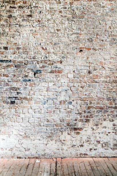 仓库里有破旧的砖墙和木地板图片下载