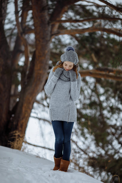 冬天在公园散步的女人图片下载