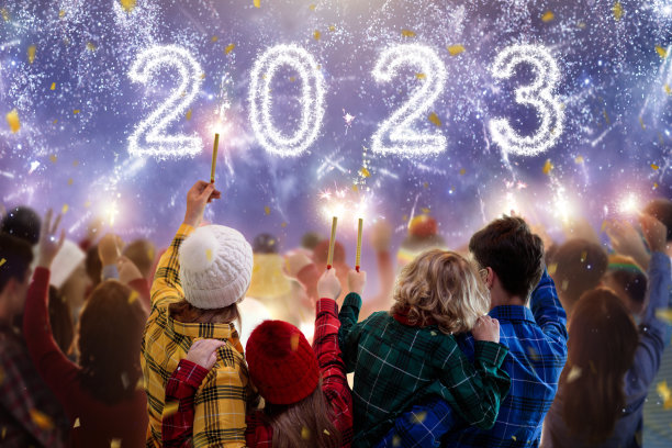 新年快乐。观看烟花的人群。图片下载