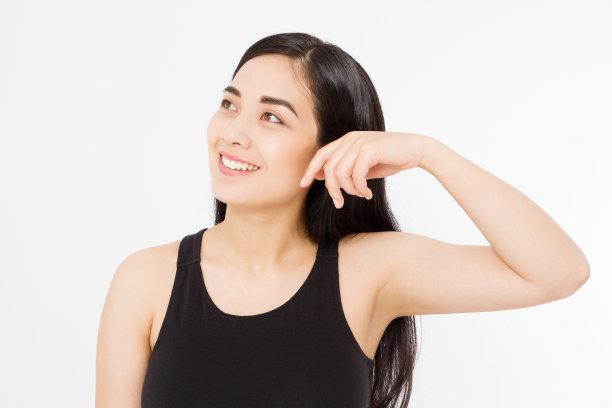 快乐的年轻亚洲女性，完美的皮肤和白色背景隔离。女孩长发。副本的空间。护肤抗衰老理念。图片下载