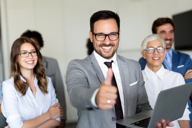 成功的商业人士在公司办公室一起工作的肖像。图片下载