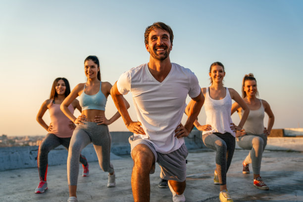 一群健康的多民族朋友一起在户外锻炼。运动让人感兴趣。图片下载