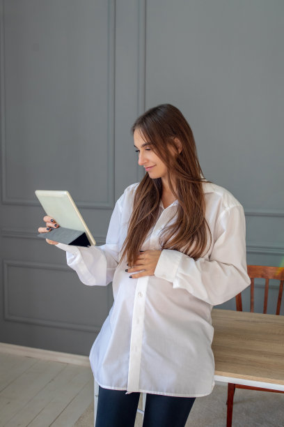 在办公室工作的漂亮长发孕妇图片下载