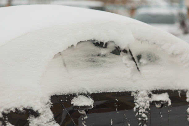 车在雪下。图片下载