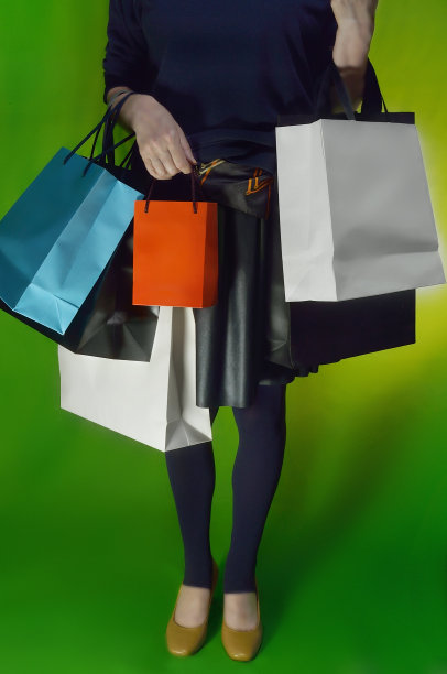 带着购物袋的女人购物的形象图片下载