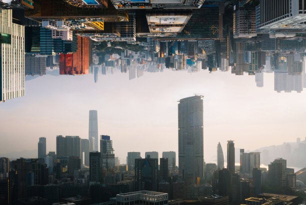 未来世界的多元宇宙概念。市中心的摩天大楼天际线下和城市景观。两个平行的世界。另类现实维度图片下载