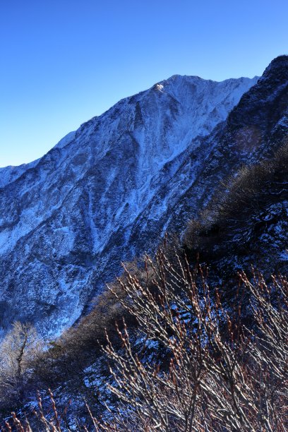 日本的雪山和蓝天图片下载