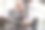 自信的高级商人一边用笔记本电脑一边在火车站候车室用智能手机聊天。图片下载