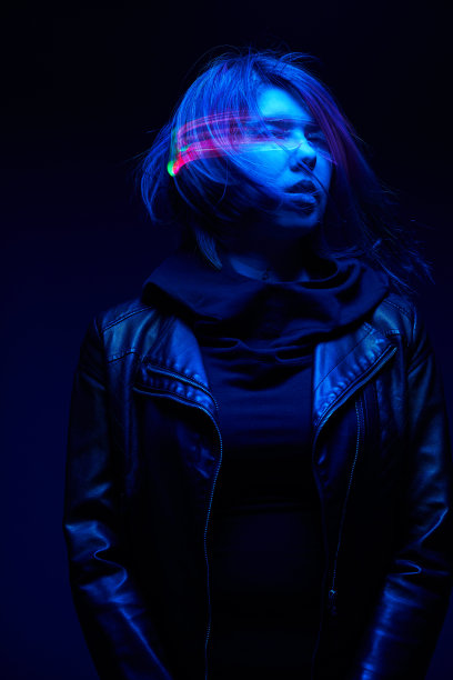 一名女子正在使用增强现实耳机。虚拟、增强和扩展现实的概念。图片下载