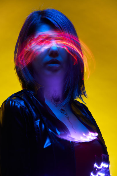 一名女子正在使用增强现实耳机。虚拟、增强和扩展现实的概念。图片下载