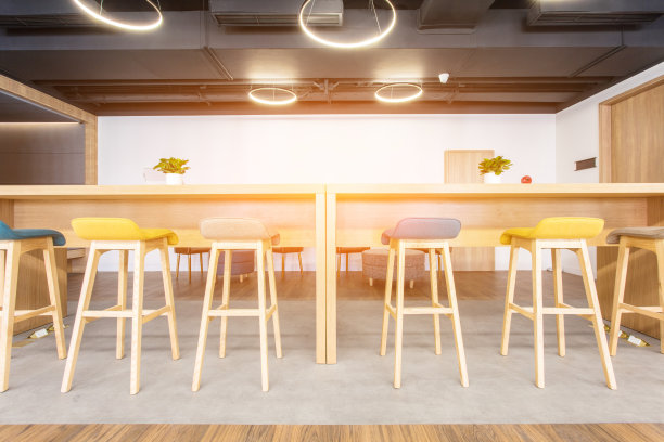 现代办公室内，长木桌和高凳子图片下载