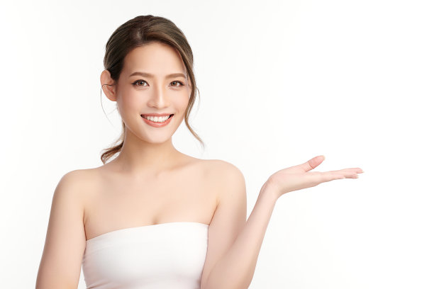 美丽年轻的亚洲女性与清洁新鲜的皮肤在白色的背景，面部护理，面部治疗，美容，美容和水疗，亚洲女性肖像。图片下载