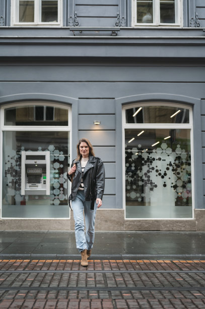 年轻的街头时尚金发女人皮夹克和牛仔裤图片下载