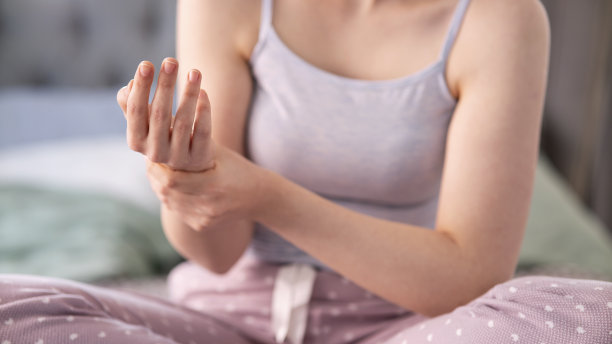 因手腕疼痛、麻木或握手而疼痛的女性图片下载