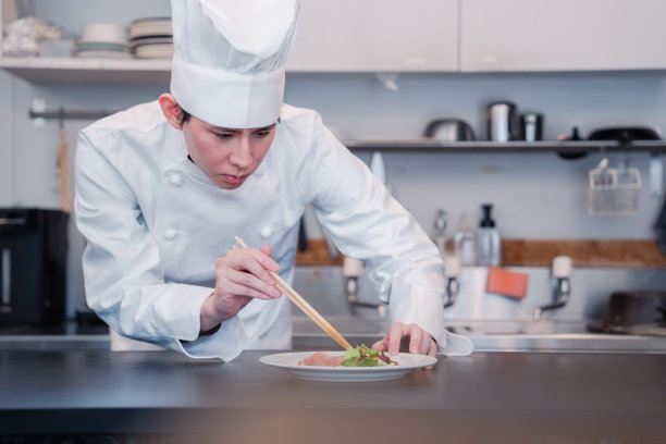 安排食物的专业厨师图片下载