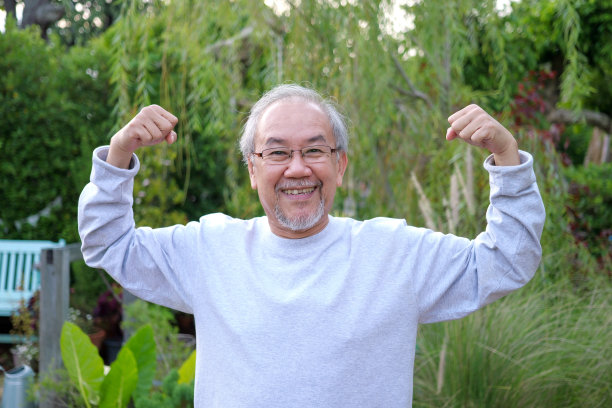 强壮的学长，学长肖像，快乐的学长肖像看相机。微笑人像看相机人像拍。图片下载